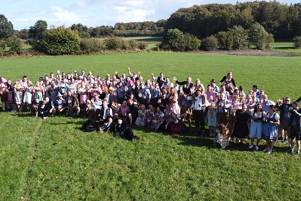 Drittes Oktoberfest in Westerstenderup. Aufstellen zum Gruppenfoto „auf der Wiesn“