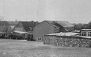 Grund- und Hauptschule Sieverstedt mit dem Schulhof im Frühjahr 1972