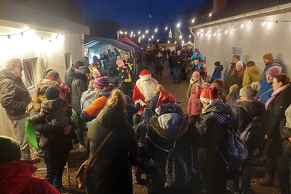 1. kleiner Süderschmedebyer Weihnachtsmarkt: Auch der Weihnachtsmann kam vorbei
