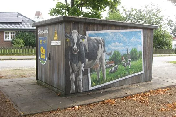 Künstlerische Gestaltung der Ortsnetzstation in Stenderupau mit dem Motiv „Sieverstedt, eine überwiegend landwirtschaftlich genutzte Flächengemeinde“