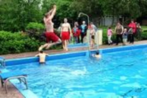 Das große Schwimmbecken im Freibad Sieverstedt