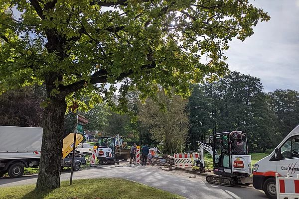 26. September 2023: Verlegen der Glasfaserleitungen für ein schnelles Internet in Sieverstedt an der Einmündung der Straße „Am Schwimmbad“ in die Sieverstedter Straße
