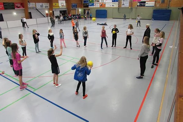 Schule im Autal: Erstmaliger Besuch einer dänischen Schulklasse aus Kollund/Dänemark in der Adventszeit: gemeinsames Spiel in der Sieverstedter Sporthalle