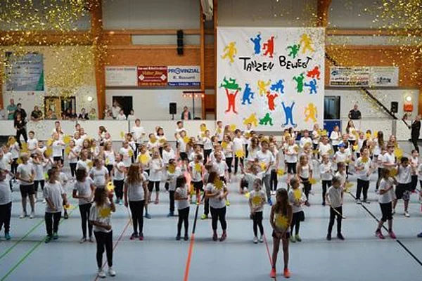 Finalbild der Aufführung der Schule im Autal „Tanzen bewegt“