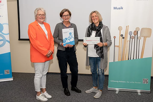 Zertifizierung der Schule im Autal als Musikalische Grundschule: Freude über die Auszeichnung: (v. l.) Petra Fojut vom IQSH, Güde Richelsen und Meike Ohlsen. Lehrerinnen an der Schule im Autal