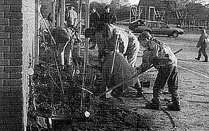 November 1995: Neugestaltung des Schulhofs