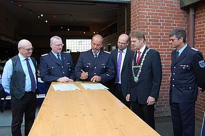Unterzeichnung der Partnerschaftsurkunde durch Repräsentanten der Gemeinde Schönwalde-Glien und Süderschmedeby und durch die Ortswehrführer der Freiwilligen Feuerwehren Grünefeld und Süderschmedeby am 8. August 2015