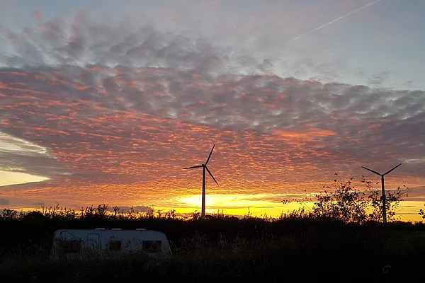 Die beiden Windmühlen im Abendlicht des Sommers 2022 auf der Nordhöhe in Süderschmedeby vor ihrem Abbau im nächsten Jahr